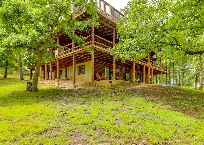 Game Room + Roof Deck: Ozarks Group Getaway!
