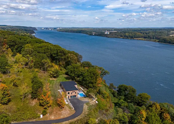 The Bluff - Designer Home With Views Pool & Hot Tub