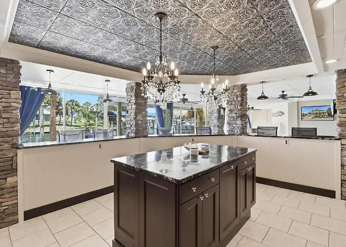 Crystal River Waterfront 5Br W Dock - Sleeps 11 - Bayshore Getaway