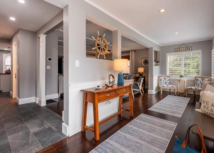 3Br Rockport Coastal Retreat | Walk To Beach