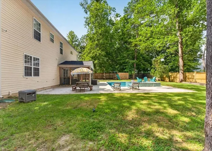 5 Bedroom - Pool, Firepit, Backyard