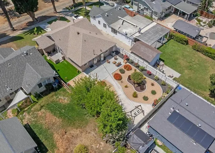 Backyard Oasis In The Woods Streets Dwtn Cbu Rcc