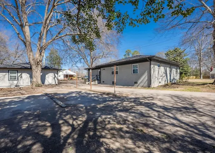 Stylish Family Retreat With Gourmet Kitchen & Fast Wifi