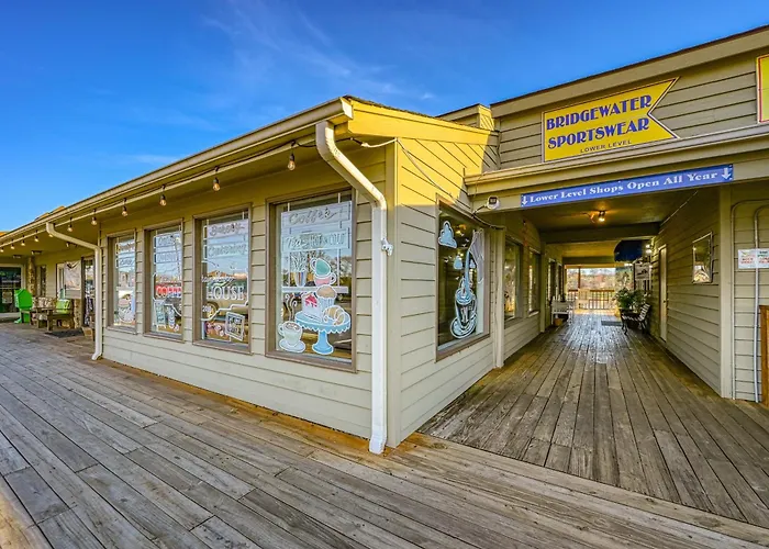 Sml Ski School - Pet Friendly Lake Lodge With Waterfront Deck, Firepit, & Game Room