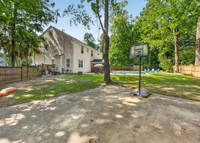 5 Bedroom - Pool, Firepit, Backyard