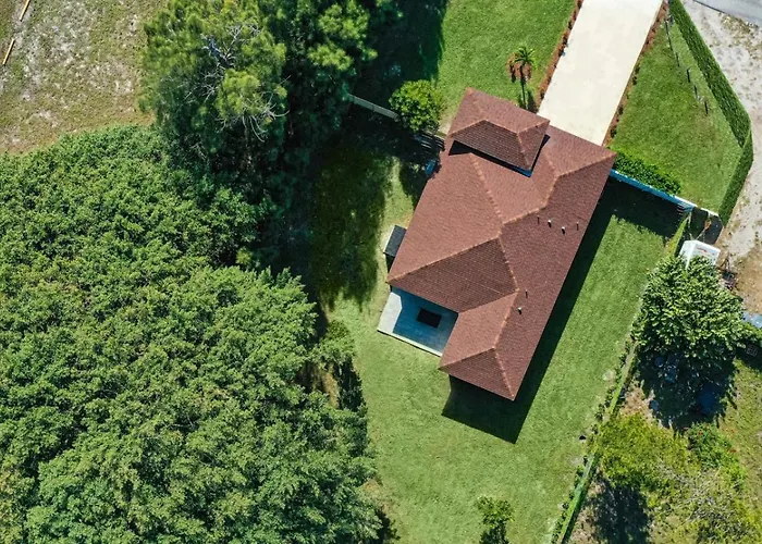 Brand New Modern Villa - Fully Fenced Backyard