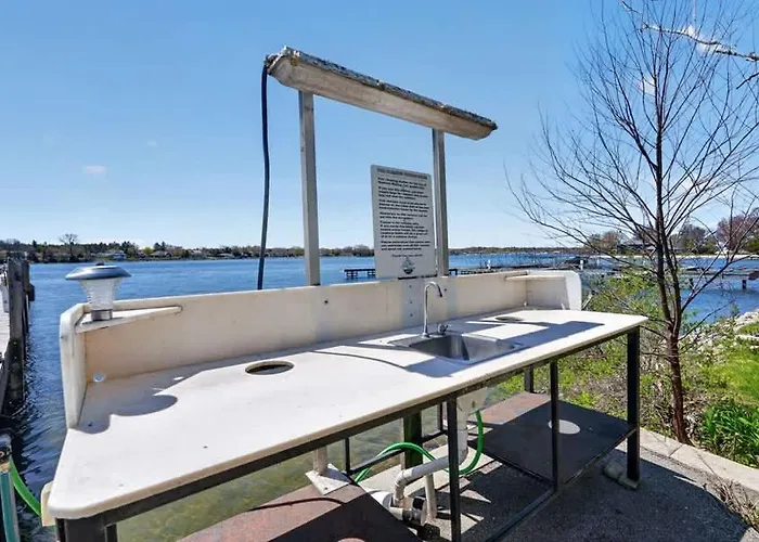 Sturgeon Bay Boat Condo W Marina Slip