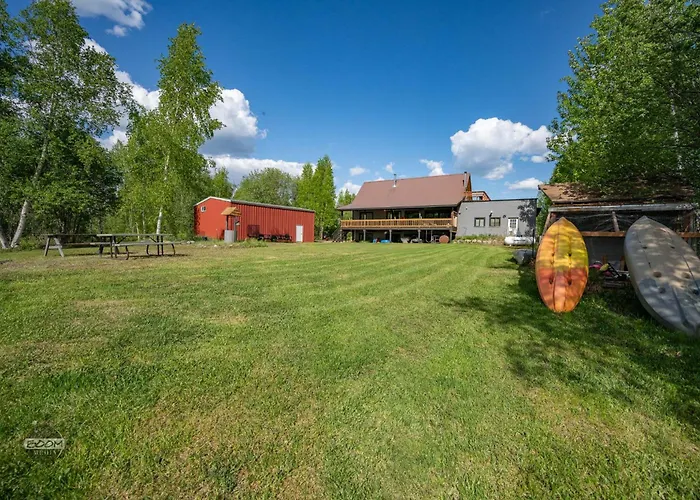Lakeside Retreat- Charming 5 Bedroom With Kayaks