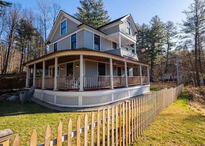 Sunsets On Blue Hill, Newly Renovated Farmhouse