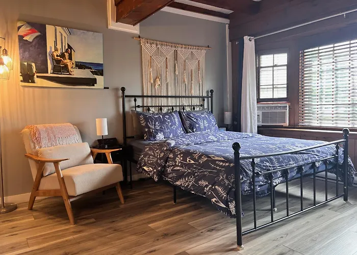 Quirky, Bright, Spacious Room In Beautiful Gloucester