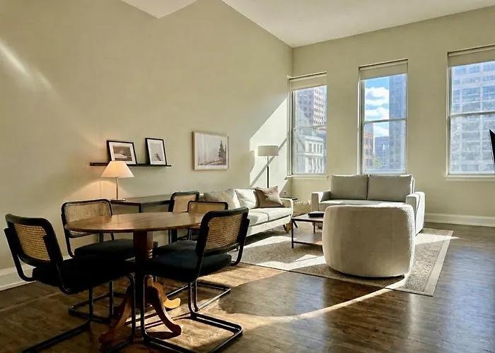 Downtown Luxe 2Br Loft Apt - Sleeps 8 - Walkable