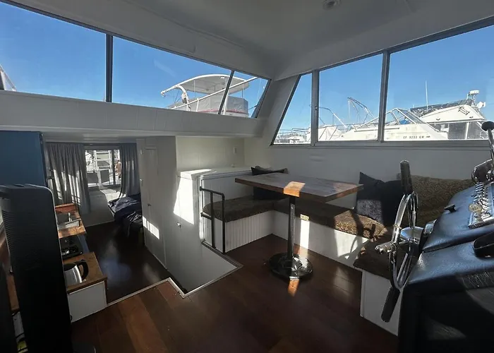 Spacious Boathouse In Heart Of Luxury Sausalito