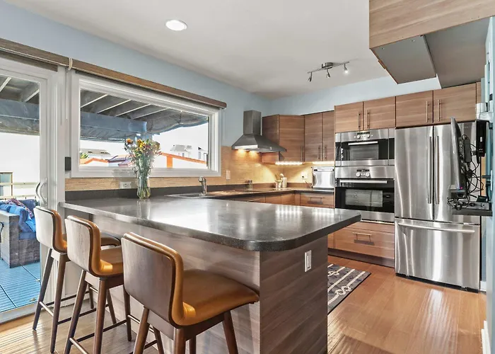 Spa Creek Condo Pool Deck & Parking