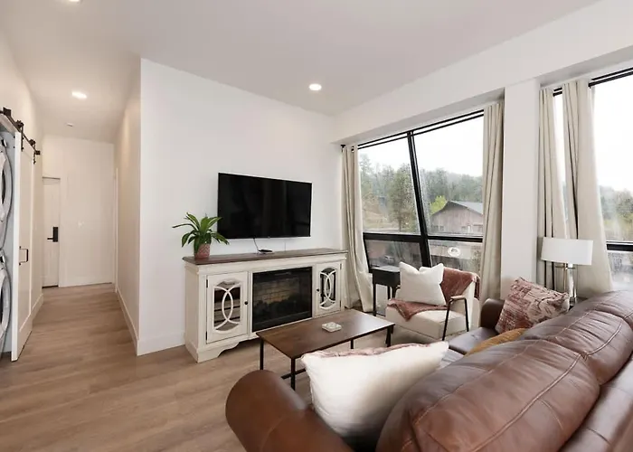 Cozy Condo With Beautiful View Of Evergreen