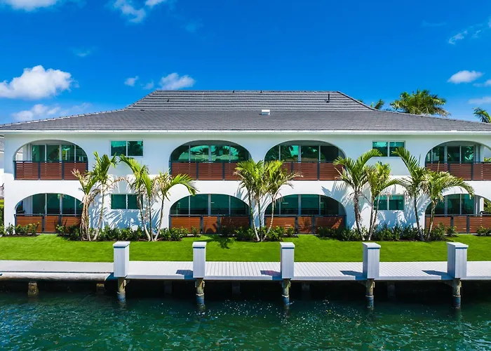 The Boathouse - Boca Waterfront Retreat