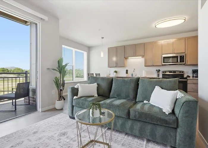 Madison Apt With Laundry Pool Gym & Free Parking