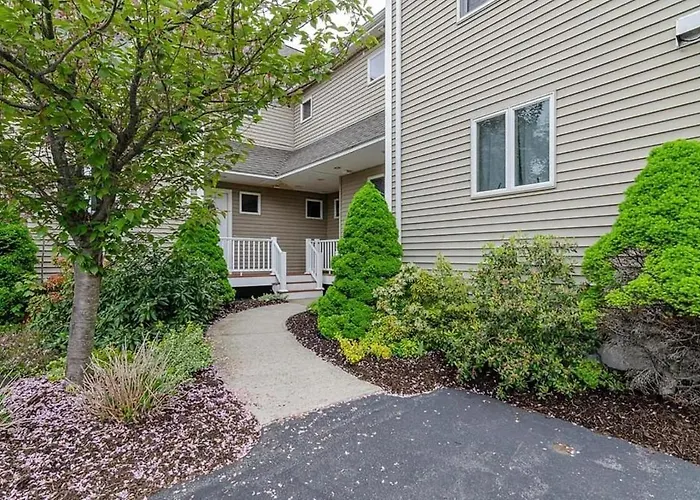 Large 3 Bedrooms Family Home With 10-Mins Walk To Red Line