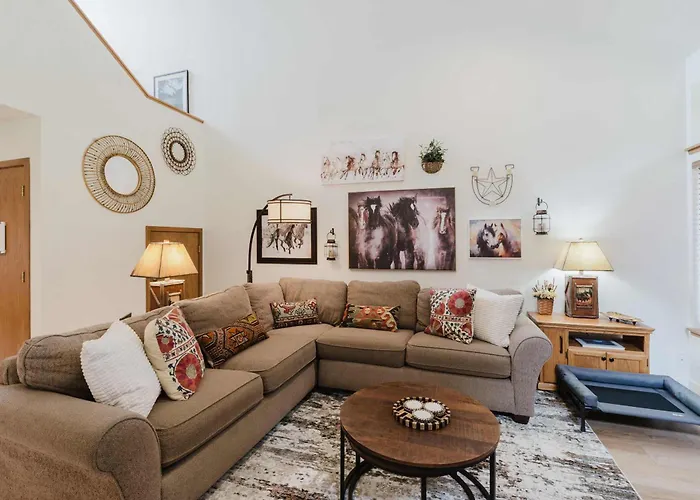 3Br Townhouse Near Sharc & Village - Dog Friendly