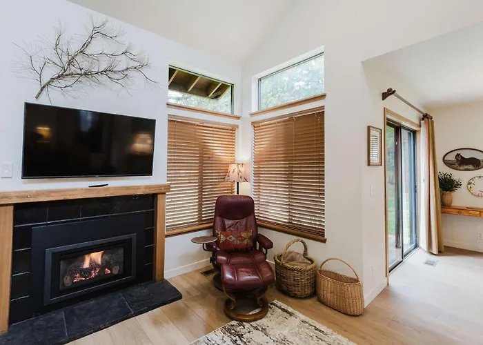 3Br Townhouse Near Sharc & Village - Dog Friendly