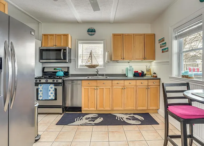 Gloucester Large 2-Room Studio, Full Kitchen, Deck
