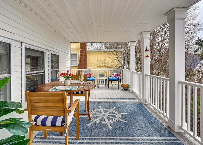 Gloucester Large 2-Room Studio, Full Kitchen, Deck