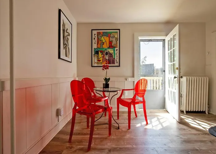 Colorful Modern Hideaway In Downtown Woodstock