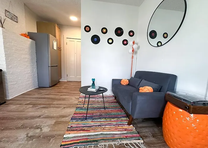 Groovy Getaway In Woodstock - Retro & Vinyl Vibes