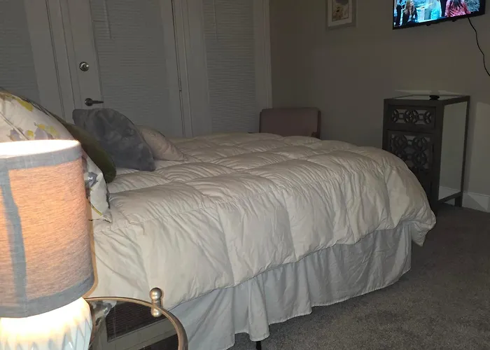 Stylish Downtown Loft 2 Queen Beds Pool Gym Free Parking