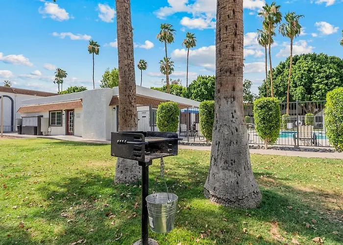 Explore Mesa From This Modern Retreat