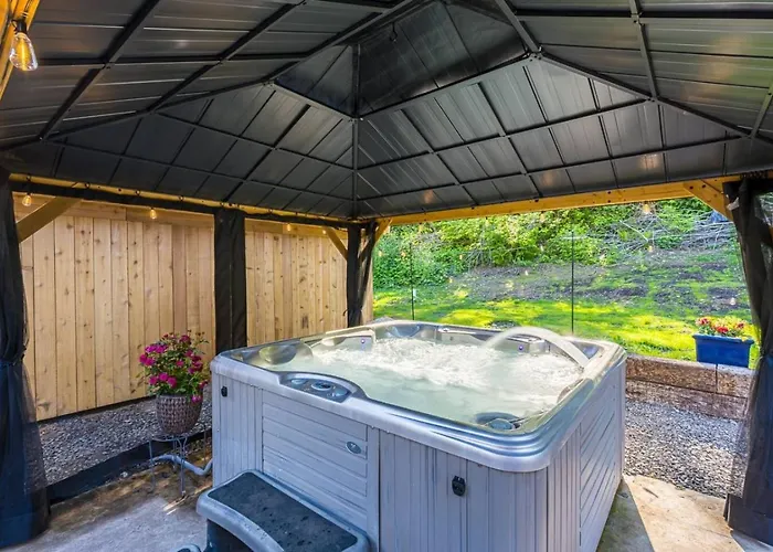 New Luxury Tiny Home With Covered Hot Tub And Fire Pit
