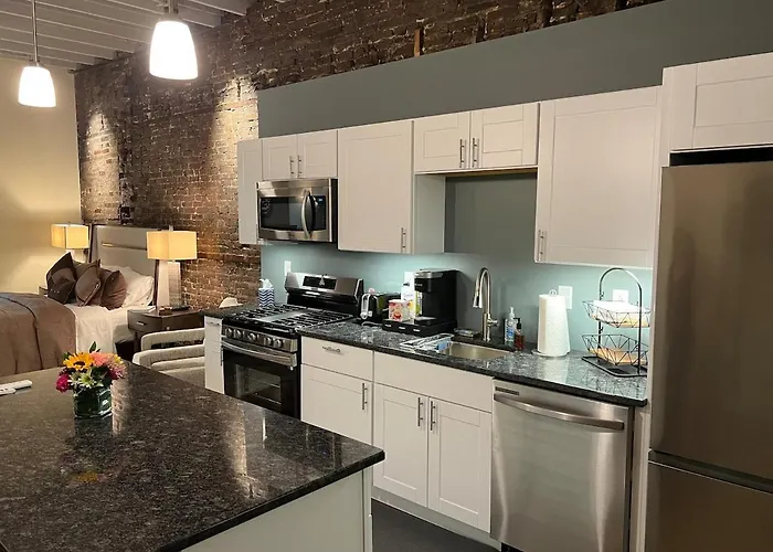 Downtown Suite With Balcony
