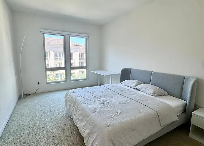 Peaceful 1Br Escape, Courtyard View & Garage