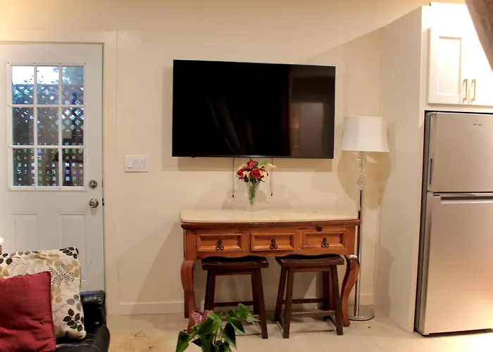 San Rafael Studio, Full Bath & Kitchen, Own Laundry & Entrance