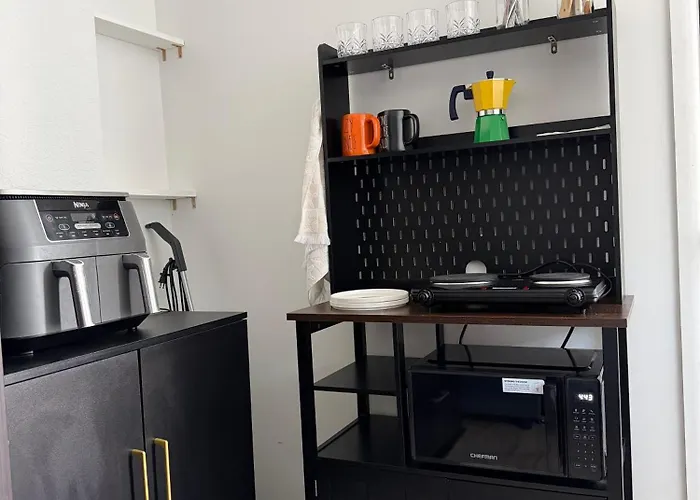 Private Minimalist Studio With Patio And Parking