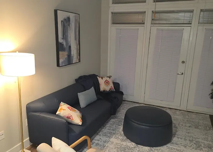 Stylish Downtown Loft 2 Queen Beds Pool Gym Free Parking