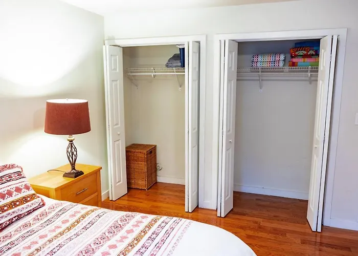 2 Blocks To The Beach- Pet Friendly With Parking!