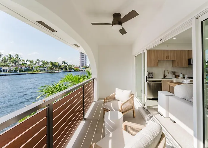 The Boathouse - Boca Waterfront Retreat