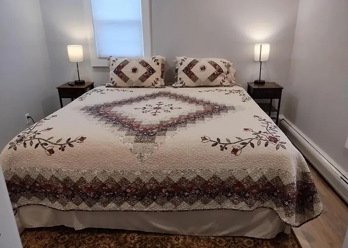 Comfy 2 Bedroom Apartment Close To Lake Erie