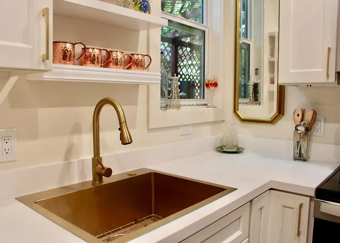 San Rafael Studio, Full Bath & Kitchen, Own Laundry & Entrance