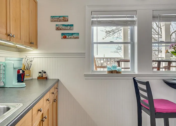 Gloucester Large 2-Room Studio, Full Kitchen, Deck