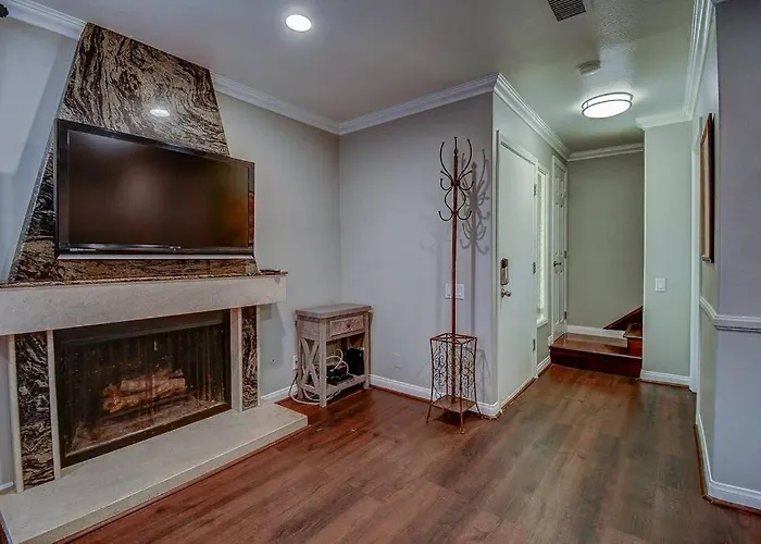 Closest Walk Across Street To Disneyland Full Kitchen Free Laundry Free Parking Pool & Spa