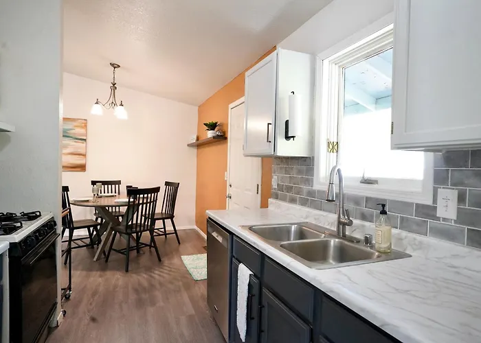 Pet-Family-Friendly Duplex With Parking