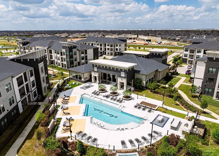 Spacious 2 Bed 2 Bath With Tons Of Amenities !
