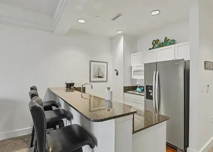 Captain'S Lakeview Suite 419 In Bay Harbor Offers Stunning Views And Modern Comforts.