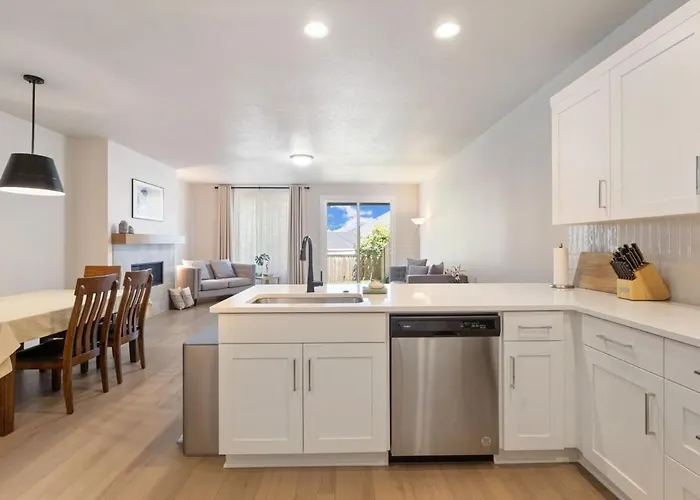 Spacious West Linn Midterm Retreat - 3Br, Fully Fenced Family Friendly Home