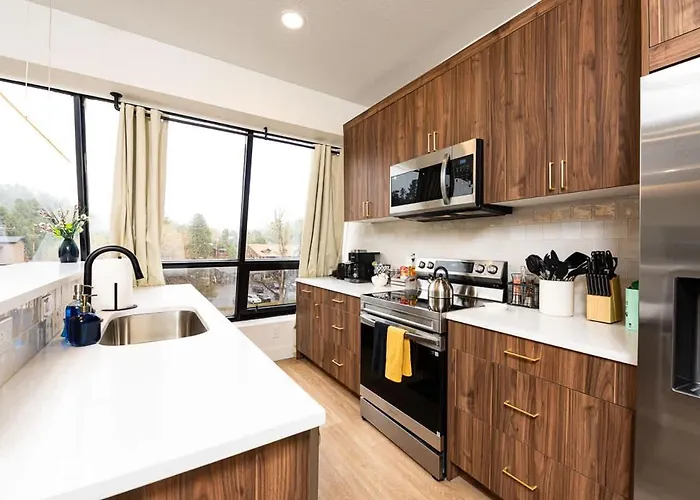 Cozy Condo With Beautiful View Of Evergreen