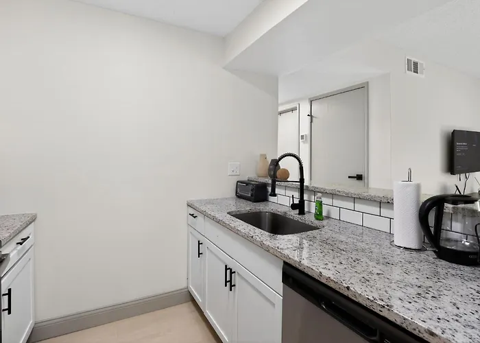Bright 2Br Apartment Near Kansas City