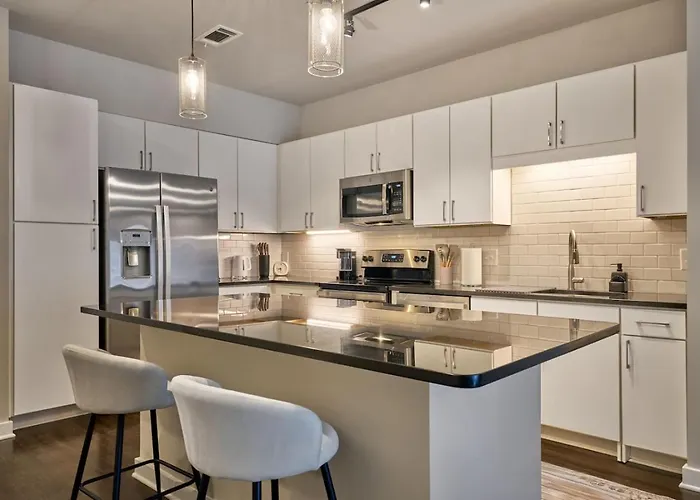 3Bd Sanctuary Stones Throw From Dt Clayton