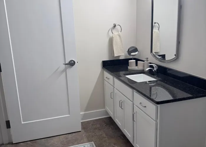 Newly Renovated Apartment With King Bed And Free Parking