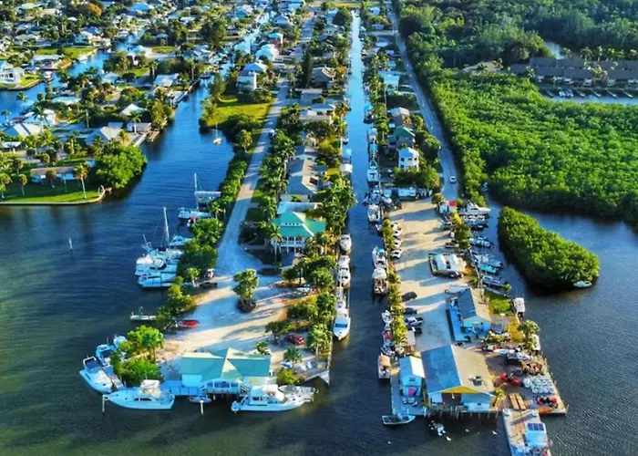 The Lazy Manatee Charming Waterfront Studio
